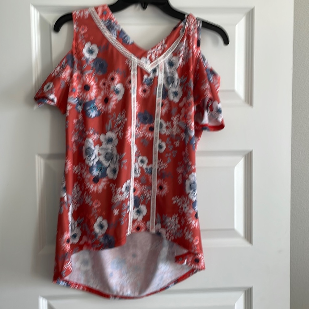 Women’s short sleeve shirt. The shoulders are cut out.